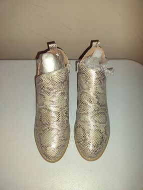 Boutique By Corky's Port Tan Metallic Snake-Print Women’s Ankle Boots - Sz 7